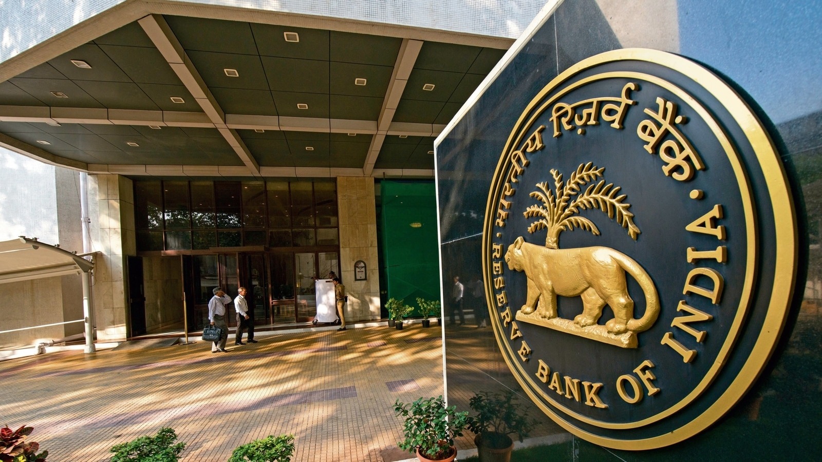 त्योहारों से पहले मिल सकती है बड़ी खुशखबरी, Repo Rate में कटौती का ऐलान कर सकता है RBI त्योहारों से पहले मिल सकती है बड़ी खुशखबरी, Repo Rate में कटौती का ऐलान कर सकता है RBI
