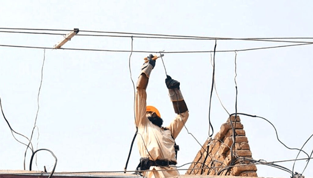 Electricity theft: ਛੇ ਮਹੀਨਿਆਂ ਵਿੱਚ 1.5 ਕਰੋੜ ਰੁਪਏ ਬਿਜਲੀ ਚੋਰੀ, 213 ਨੂੰ ਜੁਰਮਾਨਾ Electricity theft: ਛੇ ਮਹੀਨਿਆਂ ਵਿੱਚ 1.5 ਕਰੋੜ ਰੁਪਏ ਬਿਜਲੀ ਚੋਰੀ, 213 ਨੂੰ ਜੁਰਮਾਨਾ