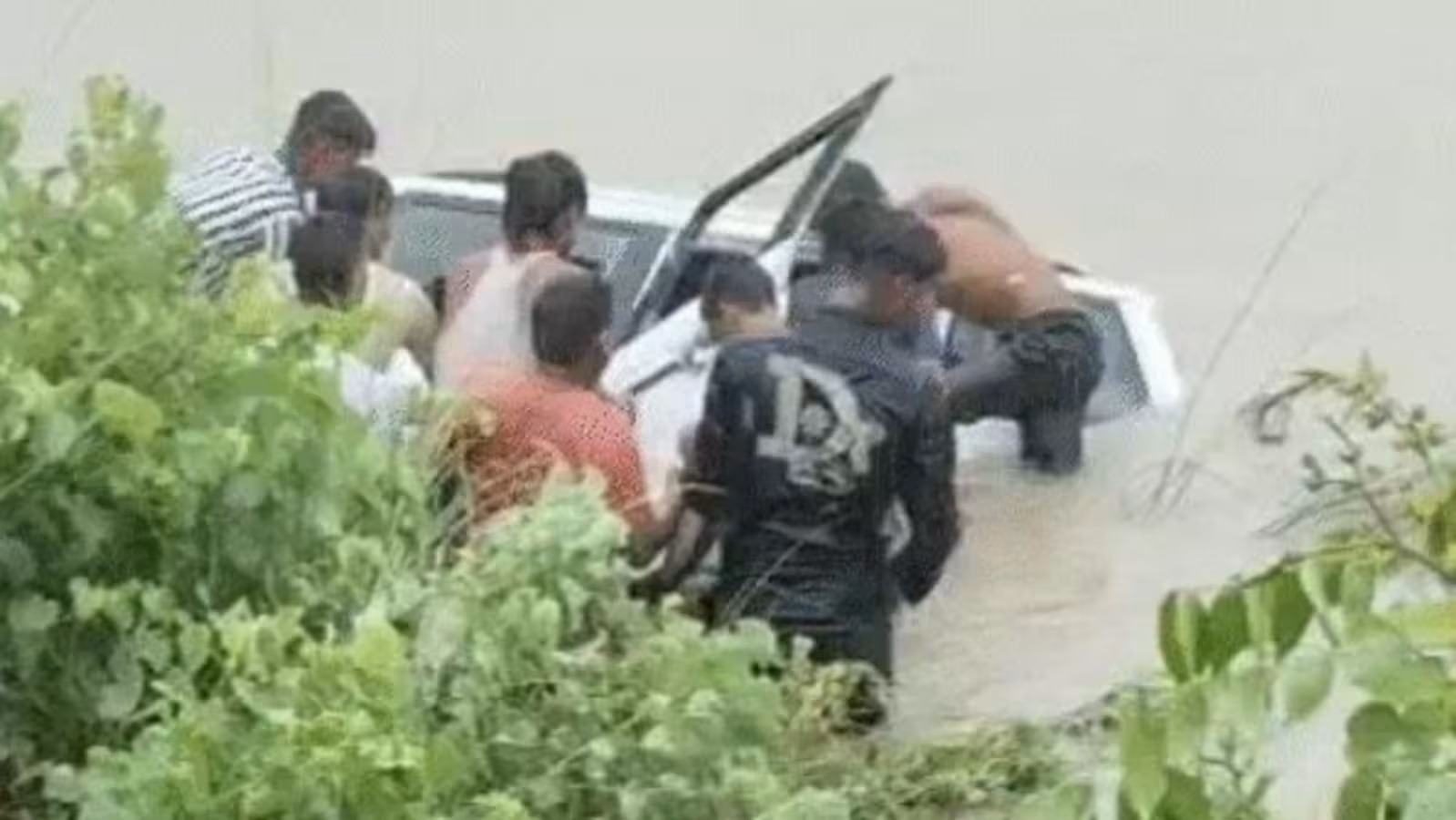 यूपी में बड़ा हादसा, नहर में बोलेरो गिरने से 11 लोगों की मौत, मृतकों में 9 लोग एक ही परिवार के यूपी में बड़ा हादसा, नहर में बोलेरो गिरने से 11 लोगों की मौत, मृतकों में 9 लोग एक ही परिवार के