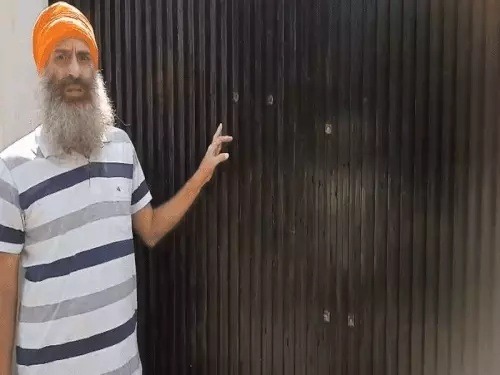ਅੰਮ੍ਰਿਤਸਰ ‘ਚ ਫਿਰ ਤੋਂ ਤਾਬੜਤੋੜ ਫਾਇਰਿੰਗ, ਕੱਪੜਾ ਵਪਾਰੀ ਨੂੰ ਨਿਸ਼ਾਨਾ ਬਣਾ ਅਣਪਛਾਤਿਆਂ ਨੇ ਘਰ ‘ਤੇ ਚਲਾਈਆਂ ਗੋਲੀਆਂ ਅੰਮ੍ਰਿਤਸਰ ‘ਚ ਫਿਰ ਤੋਂ ਤਾਬੜਤੋੜ ਫਾਇਰਿੰਗ, ਕੱਪੜਾ ਵਪਾਰੀ ਨੂੰ ਨਿਸ਼ਾਨਾ ਬਣਾ ਅਣਪਛਾਤਿਆਂ ਨੇ ਘਰ ‘ਤੇ ਚਲਾਈਆਂ ਗੋਲੀਆਂ