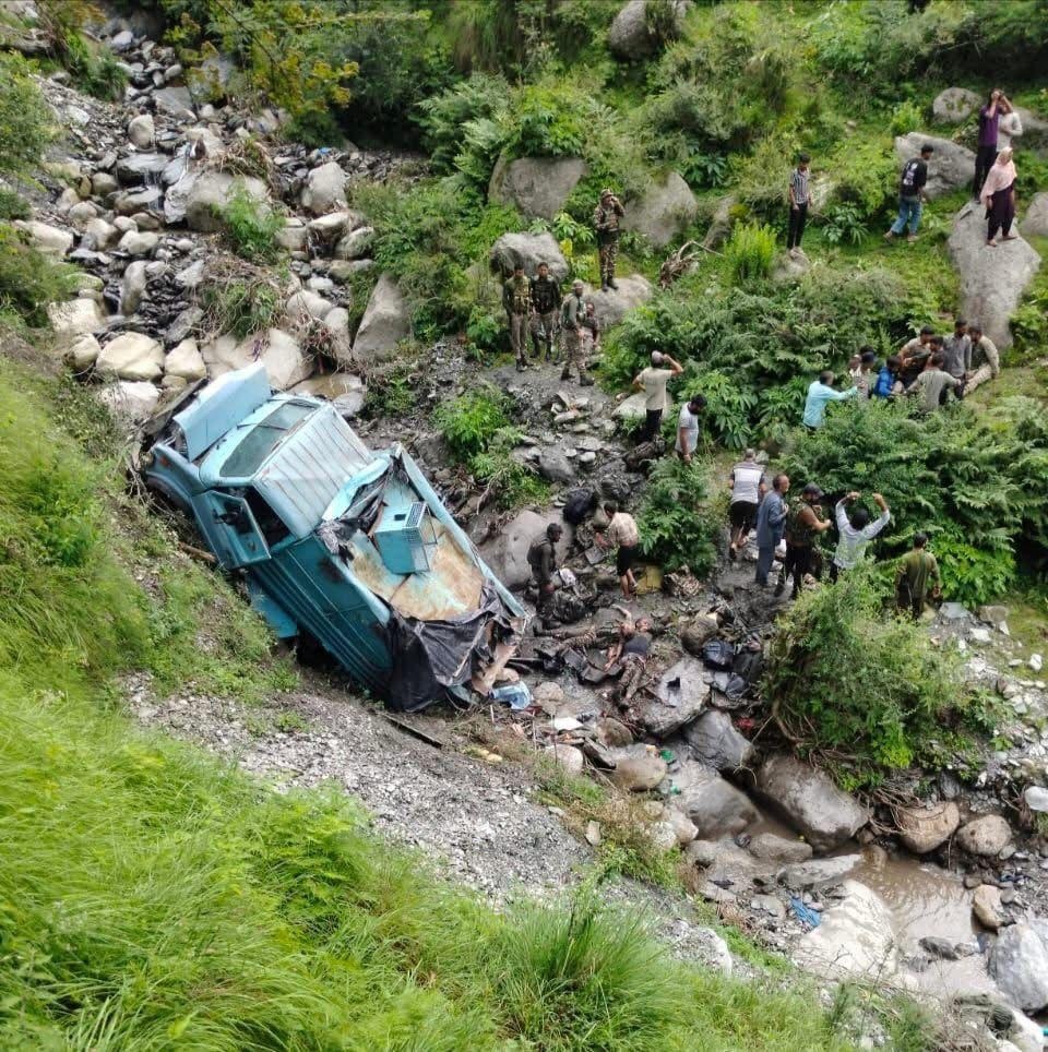 जम्मू कश्मीर के उधमपुर में बड़ा हादसा, खाई में गिरी CRPF जवानों से भरी बस, दो की मौत 12 घायल जम्मू कश्मीर के उधमपुर में बड़ा हादसा, खाई में गिरी CRPF जवानों से भरी बस, दो की मौत 12 घायल