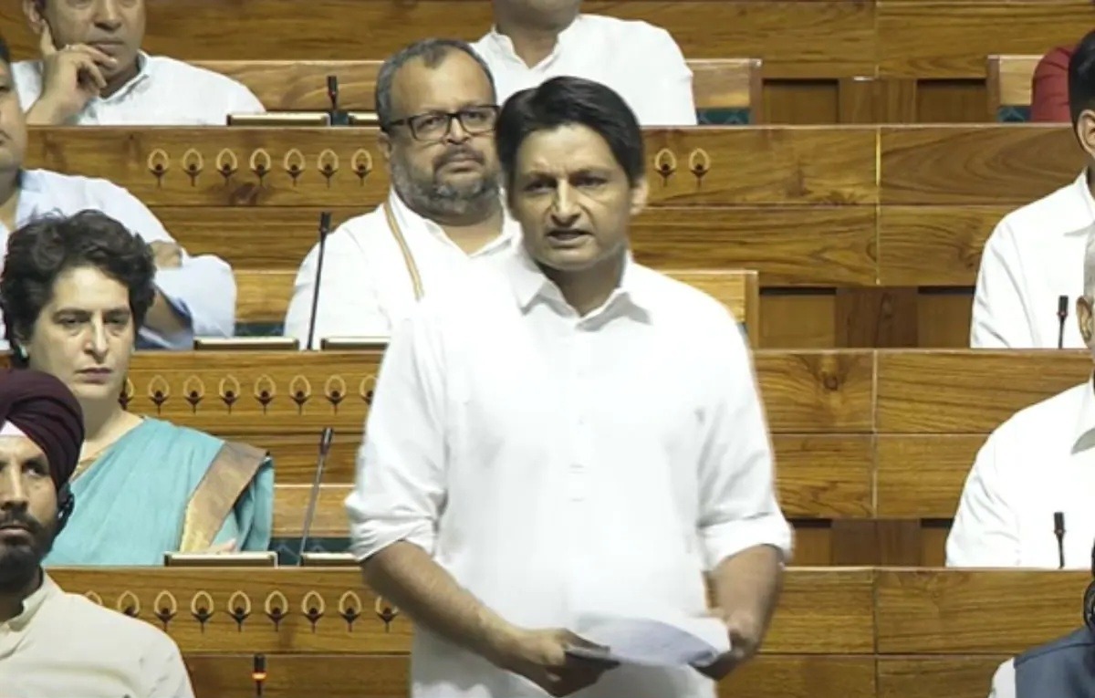 सरकार पर दीपेन्द्र हुड्डा का निशाना, PMFBY की आड़ में किसानों को नहीं, बीमा कंपनियों को फायदा पहुंचा रही सरकार सरकार पर दीपेन्द्र हुड्डा का निशाना, PMFBY की आड़ में किसानों को नहीं, बीमा कंपनियों को फायदा पहुंचा रही सरकार