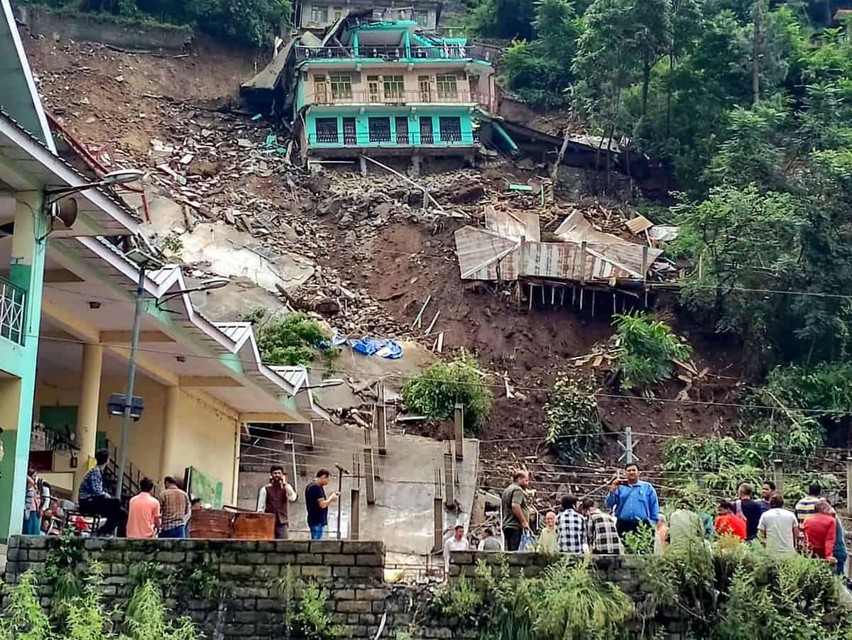 हिमाचल में मानसून नहीं, आया है जल प्रलय! मलाणा में फ्लैश फ्लड, राज्य में अब तक 400 से अधिक सड़कें बंद हिमाचल में मानसून नहीं, आया है जल प्रलय! मलाणा में फ्लैश फ्लड, राज्य में अब तक 400 से अधिक सड़कें बंद