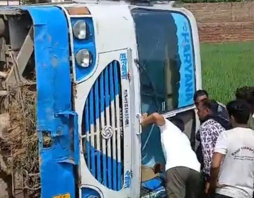 सिरसा में बड़ा सड़क हादसा, खेतों में पलटी हरियाणा रोडवेज, ड्राइवर और कंडक्टर समेत कईं सवारियाँ ज्खमी सिरसा में बड़ा सड़क हादसा, खेतों में पलटी हरियाणा रोडवेज, ड्राइवर और कंडक्टर समेत कईं सवारियाँ ज्खमी