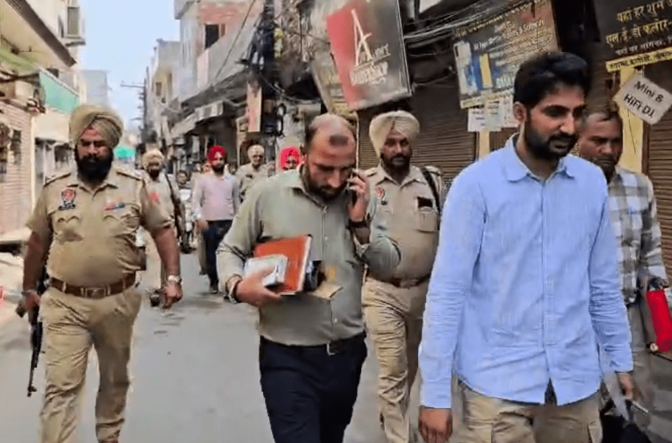 ਅੰਮ੍ਰਿਤਸਰ ‘ਚ NIA ਦੀ ਦਬੀਸ਼, ਵਿਦੇਸ਼ਾਂ ਵਿੱਚ ਗੈਰ-ਕਾਨੂੰਨੀ ਢੰਗ ਨਾਲ ਲੋਕਾਂ ਨੂੰ ਭੇਜਣ ਦੇ ਸ਼ੱਕ ‘ਚ ਇਮੀਗ੍ਰੇਸ਼ਨ ਏਜੰਟ ਦੇ ਘਰ ‘ਤੇ ਰੇਡ ਅੰਮ੍ਰਿਤਸਰ ‘ਚ NIA ਦੀ ਦਬੀਸ਼, ਵਿਦੇਸ਼ਾਂ ਵਿੱਚ ਗੈਰ-ਕਾਨੂੰਨੀ ਢੰਗ ਨਾਲ ਲੋਕਾਂ ਨੂੰ ਭੇਜਣ ਦੇ ਸ਼ੱਕ ‘ਚ ਇਮੀਗ੍ਰੇਸ਼ਨ ਏਜੰਟ ਦੇ ਘਰ ‘ਤੇ ਰੇਡ