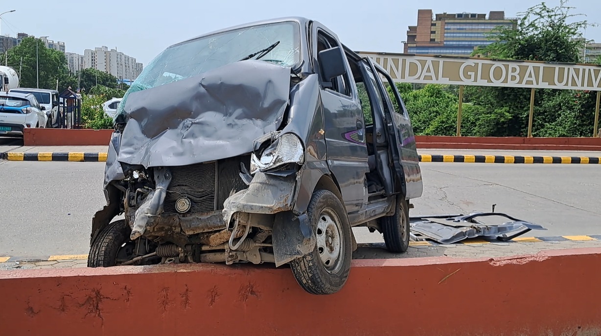 सोनीपत में स्कूल वैन दुर्घटनाग्रस्त, 6 स्टूडेंट घायल, 1 की हालत गंभीर सोनीपत में स्कूल वैन दुर्घटनाग्रस्त, 6 स्टूडेंट घायल, 1 की हालत गंभीर