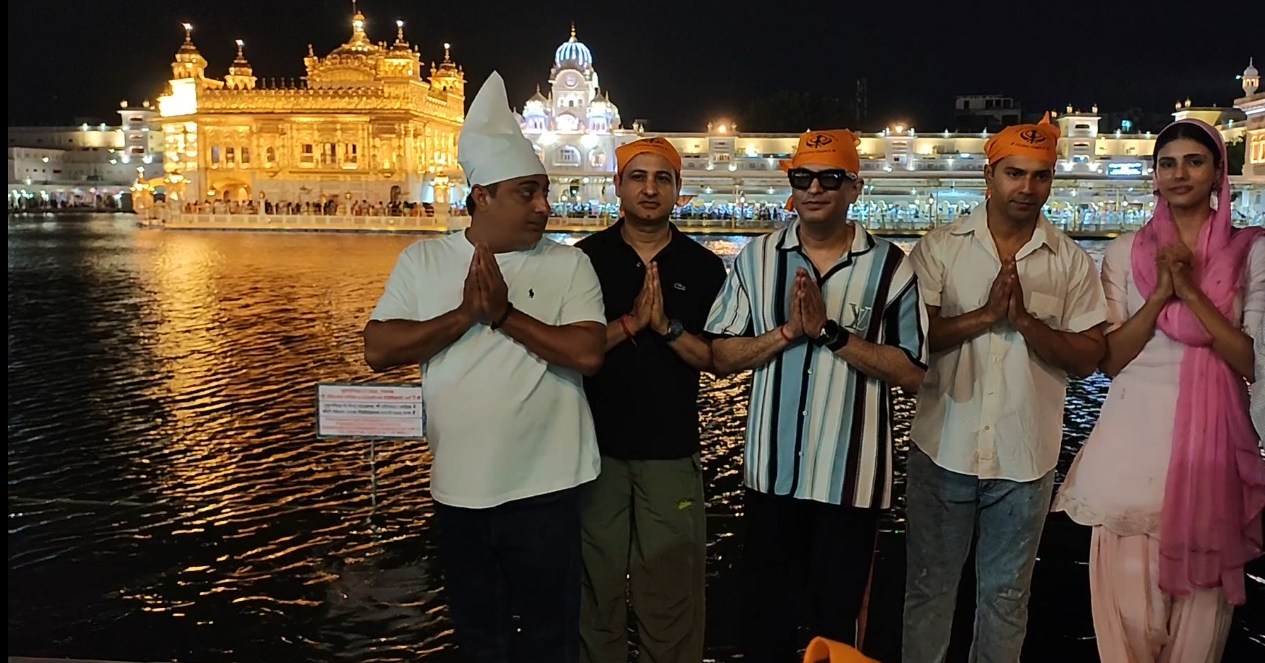 ਸ੍ਰੀ ਦਰਬਾਰ ਸਾਹਿਬ ਨਤਮਸਤਕ ਹੋਏ ਬਾਰਡਰ-2 ਸਟਾਰ Varun Dhawan, ਪੂਰੀ ਟੀਮ ਨਾਲ ਕੀਤੀ ਅਰਦਾਸ ਸ੍ਰੀ ਦਰਬਾਰ ਸਾਹਿਬ ਨਤਮਸਤਕ ਹੋਏ ਬਾਰਡਰ-2 ਸਟਾਰ Varun Dhawan, ਪੂਰੀ ਟੀਮ ਨਾਲ ਕੀਤੀ ਅਰਦਾਸ
