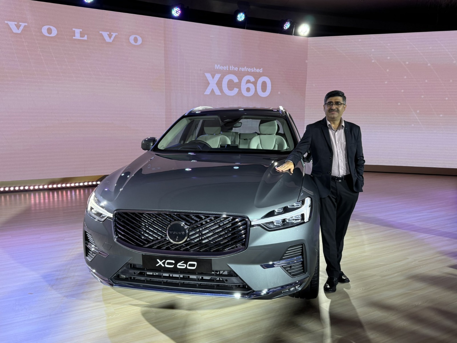 लग्जरी और सेफ्टी का नया किंग! भारत में लॉन्च हुई दुनिया की बेस्ट सेलिंग VOLVO कार, कीमत है इतनी लग्जरी और सेफ्टी का नया किंग! भारत में लॉन्च हुई दुनिया की बेस्ट सेलिंग VOLVO कार, कीमत है इतनी