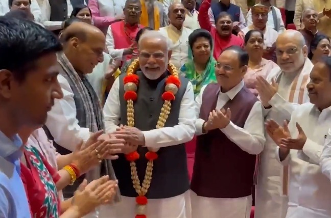 दिल्ली में हुई NDA संसदीय दल की मीटिंग, PM मोदी का हुआ सम्मान, लगे हर-हर महादेव के नारे दिल्ली में हुई NDA संसदीय दल की मीटिंग, PM मोदी का हुआ सम्मान, लगे हर-हर महादेव के नारे