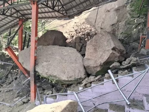 हिमाचल प्रदेश के प्रसिद्ध सिद्धपीठ मंदिर में भूस्खलन का डरा देने वाला वीडियो, बाल-बाल बचे श्रद्धालु हिमाचल प्रदेश के प्रसिद्ध सिद्धपीठ मंदिर में भूस्खलन का डरा देने वाला वीडियो, बाल-बाल बचे श्रद्धालु