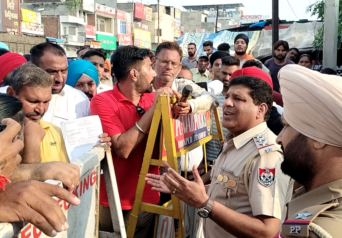 ਪੁਲਿਸ ਵੱਲੋਂ ਪਿੰਡ ਵਾਸੀਆਂ ‘ਤੇ ਨਜ਼ਾਇਜ਼ ਮੁਕੱਦਮਾ ਦਰਜ ਦੇ ਲਾਏ ਦੋਸ਼, ਰੋਸ ‘ਚ ਥਾਣੇ ਦਾ ਕੀਤਾ ਘਿਰਾਓ ਪੁਲਿਸ ਵੱਲੋਂ ਪਿੰਡ ਵਾਸੀਆਂ ‘ਤੇ ਨਜ਼ਾਇਜ਼ ਮੁਕੱਦਮਾ ਦਰਜ ਦੇ ਲਾਏ ਦੋਸ਼, ਰੋਸ ‘ਚ ਥਾਣੇ ਦਾ ਕੀਤਾ ਘਿਰਾਓ