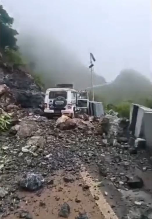 ਹਿਮਾਚਲ Landslide ਦੀ ਚਪੇਟ ‘ਚ ਆਏ ਵਾਹਨ, ਵਾਲ-ਵਾਲ ਬਚਿਆ ਡਰਾਈਵਰ, ਦੇਖੋ ਵੀਡੀਓ ਹਿਮਾਚਲ Landslide ਦੀ ਚਪੇਟ ‘ਚ ਆਏ ਵਾਹਨ, ਵਾਲ-ਵਾਲ ਬਚਿਆ ਡਰਾਈਵਰ, ਦੇਖੋ ਵੀਡੀਓ